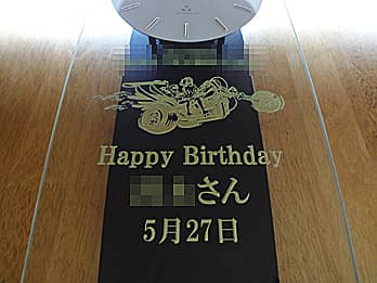 �u�`�[���̃}�[�N�v�ƁuHappy Birthday�A��������A�a�����̓��t�v��O�ʃK���X�ɒ��������A�a�����v���[���g�p�̊|�����v