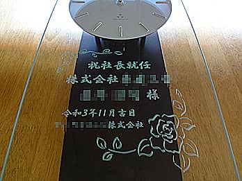 �u�j�В��A�C ����������� �����l�A�A�C���̓��t�A�����̉�Ж��v���A�|�����v�̑O�ʃK���X�ɒ��������A�В��A�C�j���p�̊|�����v