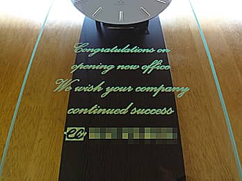 �uCongratulations on opening new office. We wish your company continued success�v��O�ʃK���X�ɒ��������A�I�t�B�X�J�ݏj���p�̊|�����v