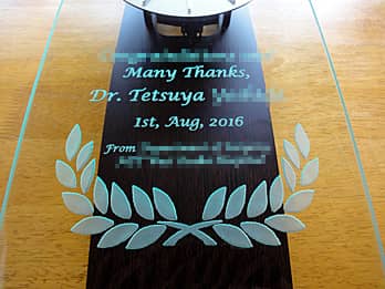 �uMany Thanks�A�搶�̖��O�A������̓��t�A����喼�v��O�ʃK���X�ɒ��������A������ŉ��t�֑���v���[���g�p�̐U��q���v