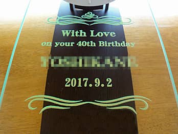 �u���j�����b�Z�[�W�A���鑊��̖��O�A�a�����̓��t�v��O�ʃK���X�ɒ��������A�a�����v���[���g�p�̊|�����v