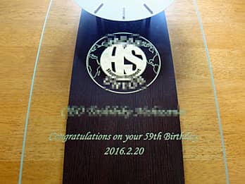 �u���q�l���f�U�C�������I���W�i���}�āA���鑊��̖��O�ACongratulations on your 59th birthday�A�a�����̓��t�v��O�ʃK���X�ɒ��������A�a�����v���[���g�p�̊|�����v