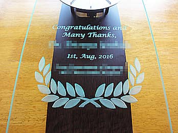 �uCongratulations and many thanks�A�i�N�Α��҂̖��O�A�\�����̓��t�A��Ж��v��O�ʃK���X�ɒ��������A�i�N�Α��\���p�̊|�����v