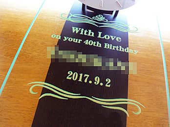 �uWith love on your 40th birthday�A�U�ߗl�̖��O�A�a�����̓��t�v��O�ʃK���X�ɒ��������A�U�ߗl�ւ̒a�����v���[���g�p�̊|�����v