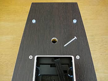 ������|�����vCL-1�̗����㕔�ɋ󂢂Ă��錊�ƁA�|�����v�ɕt�����Ă���l�W�̉摜