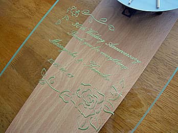 �u30th wedding anniversary�A�����܂ƒU�ߗl�̖��O�A�����L�O���̓��t�v��O�ʃK���X�ɒ��������A�����L�O���j���p�̐U��q���v