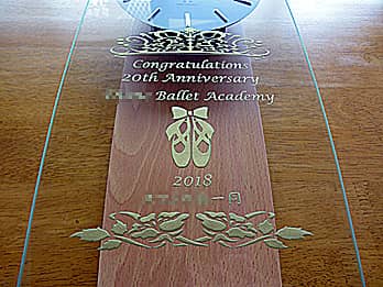 �g�E�V���[�Y�̃C���X�g��O�ʃK���X���������A�o���G�����̎��N�j���p�̊|�����v