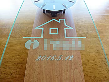 �u��Ƃ̃��S�}�[�N�v��O�ʃK���X�ɒ��������\���L�O�i�p�̊|�����v