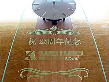 ���j�����b�Z�[�W�Ƃ������̃��S�}�[�N��O�ʃK���X�ɒ��������A�������֑��悷����N�j���p�̖�����|�����vCL-2