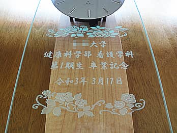 �u������w ���N�Ȋw���Ō�w�� ������ ���ƋL�O�v��O�ʃK���X�ɒ��������A���Ɛ�����w�Z�֊񑡂���|�����v