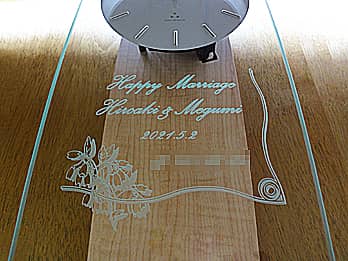 �uHappy Marriage�A�V�Y�ƐV�w�̖��O�A�������̓��t�v��O�ʃK���X�ɒ��������A�����j���̃v���[���g�p�̊|�����v