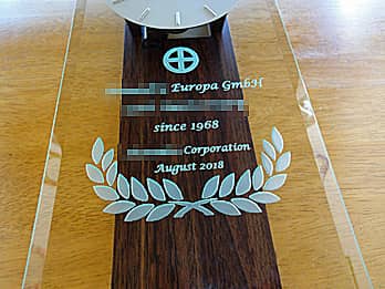 ��Ђ̃}�[�N��O�ʃK���X�ɒ��������A�В��A�C�j���p�̊|�����v