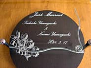 「Just married、新郎と新婦の名前、日付」を前面ガラスに彫刻した、結婚祝い用の掛け時計