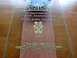 �uCongratulations 20th anniversary�A�g�E�V���[�Y�̃C���X�g�v��O�ʃK���X�ɒ��������A�o���G������20���N�j���p�̊|�����v