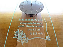 �u����������ЁACongratulations 40th anniversary�v��O�ʃK���X�ɒ��������A�J��40���N�j���p�̃C���e���A�N���b�N