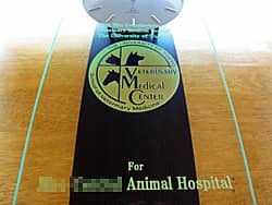 「動物医療センターのマーク」「for ○○animal hospital」を前面ガラスに彫刻した、動物病院の開院祝い用の掛け時計