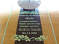 「Thank you for your 34 years service、名前」を彫刻した、幼稚園の先生への永年勤続の表彰記念品用の掛け時計