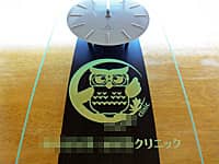 「ロゴマーク」を彫刻した、開院祝い用の掛け時計