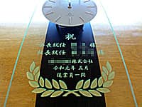 「会長と社長の名前、会社名」を彫刻した、会長と社長への就任祝い用の掛け時計