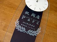 �u�j�J�X�v�u���X�̃��S�v��O�ʃK���X�ɒ��������A���e�X�̊J�X�j���p�̊|�����v