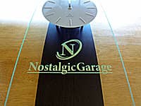 ロゴマークを彫刻した、自動車販売店の開業祝い用の掛け時計