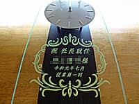 「祝社長就任、○○様」を彫刻した、就任祝い用の掛け時計