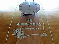 「マーク」と「寄贈○○大学薬学会、令和元年8月5日」を彫刻した、開院祝い用の掛け時計