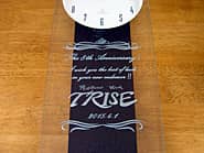 �uThe 8th anniversary�v�u���S�}�[�N�v��O�ʃK���X�ɒ��������A���X��8���N�j���p�̊|�����v