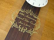 �u20th anniversary�A��Ж��A���t�v��O�ʃK���X�ɒ��������A�J��20���N�j���p�̊|�����v