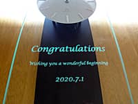 結婚祝い用の掛け時計(Congratulations! Wishing you a wonderful beginning. 結婚式の日付を、掛け時計の前面ガラスに彫刻)