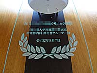 クリニックの開院祝い用の掛け時計(祝○○クリニック開院 ○○大学付属○○医院消化器内科消化管グループ一同を、掛け時計の前面ガラスに彫刻)