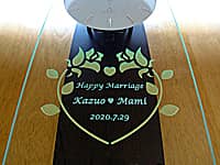 結婚のお祝い品用の掛け時計(Happy Marriage ○○&○○ 2020.7.29を掛け時計の前面ガラスに彫刻)