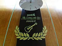 �y���V�����̎��N�j���p�̊|�����v�i30th�A�y���V�����̖��O�A���t�A�M�^�[�̃C���X�g���|�����v�̑O�ʃK���X�ɒ����j