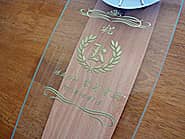 ��Ж��ƃ}�[�N��O�ʃK���X�ɒ��������A�n���L�O�i�p�̊|�����v