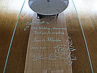 銀婚式祝い用の掛け時計(25th wedding anniversary. Thank you for everything. ○○&○○を、掛け時計の前面ガラスに彫刻)