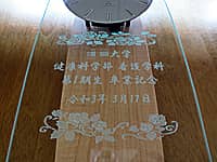卒業生から大学へ寄贈する掛け時計(○○大学○○学部○○学科第一期生卒業記念を、掛け時計の前面ガラスに彫刻)