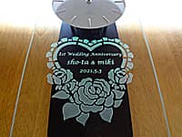 結婚1周年記念用の掛け時計(1st wedding anniversary 、旦那様と奥さまの名前、結婚記念日の日付を、掛け時計の前面ガラスに彫刻)