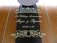 「1st Wedding Anniversary 、旦那様と奥さまの名前、結婚記念日の日付」を前面ガラスに彫刻した、結婚1周年祝い用の振り子時計