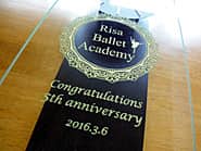 �u���S�}�[�N�v�uCongratulations 5th anniversary�v��O�ʃK���X�ɒ��������A�o���G������5���N�j���p�̊|�����v