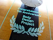 �uCongratulations�A�X���v��O�ʃK���X�ɒ��������A���X�̎��N�j���p�̊|�����v