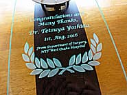 �uCongratulations and many thanks�A�ސE������̖��O�v��O�ʃK���X�ɒ��������A��N�ސE�̋L�O�i�p�̊|�����v