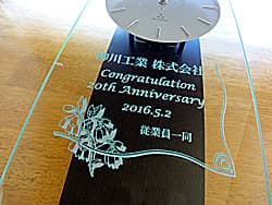 �uCongratulations! 20th anniversary�A�]�ƈ��ꓯ�v��O�ʃK���X�ɒ��������A�n��20���N�j���p�̊|�����v