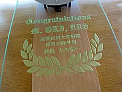 「Congratulations、歯科医院の名前、送り主の名前」を前面ガラスに彫刻した、開院祝い用の掛け時計