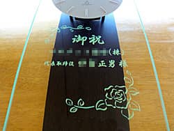 「御祝 代表取締役社長○○様」を前面ガラスに彫刻した、お取引先の社長への就任祝い用の掛け時計