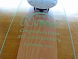 �uCongratulations 5th anniversary�v�u���S�}�[�N�v��O�ʃK���X�ɒ��������A��Аݗ�5���N�j���p�̊|�����v