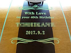 「With love on your 40th birthday、旦那様の名前、日付」を前面ガラスに彫刻した、旦那様への誕生日プレゼント用の掛け時計