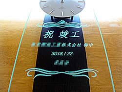 �u�j�v�H�A����������Ќ䒆�A�����̉�Ж��v��O�ʃK���X�ɒ��������A�v�H�j���̑��蕨�p�̊|�����v