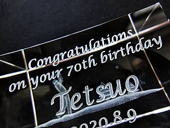 3D�A�[�g�O���XA-9 �S���t�̑��ʂɒ��������A�u���j�����b�Z�[�W�A���鑊��̖��O�A���t�v�̃N���[�Y�A�b�v�摜