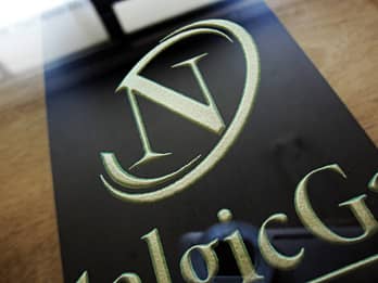 ��Òc�̂̃��S�}�[�N��O�ʃK���X�ɒ��������A�ܕi�p�̊|�����v