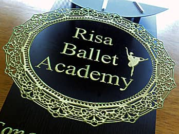 �|�����v�̑O�ʃK���X�ɒ��������o���G�����̃��S�}�[�N�̃N���[�Y�A�b�v�摜